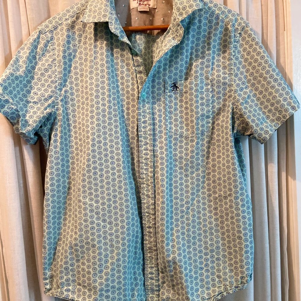 Men’s collared shirt short sleeve.